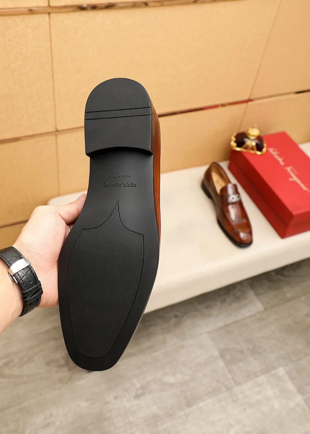 Men's shoes💰460💰 Product trademark: Ferragamo "Ferragamo" casual leather shoes Regular size: 38-44 (45🉑️customized) Product materials: Selected imported first-layer open-edge beaded cowhide leather upper + luxury hardware buckle, imported water-dyed cowhide leather lining. Strong three-dimensional visual effect, original outsole color: 1⃣️color optional